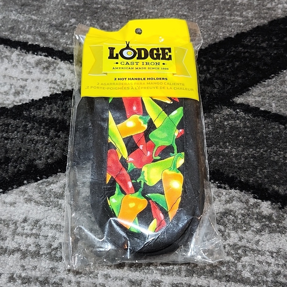 LODGE CAST IRON 2- HOT HANDLE HOLDERS MUITI-COLOR PEPPERS 🌶 MADE IN USA